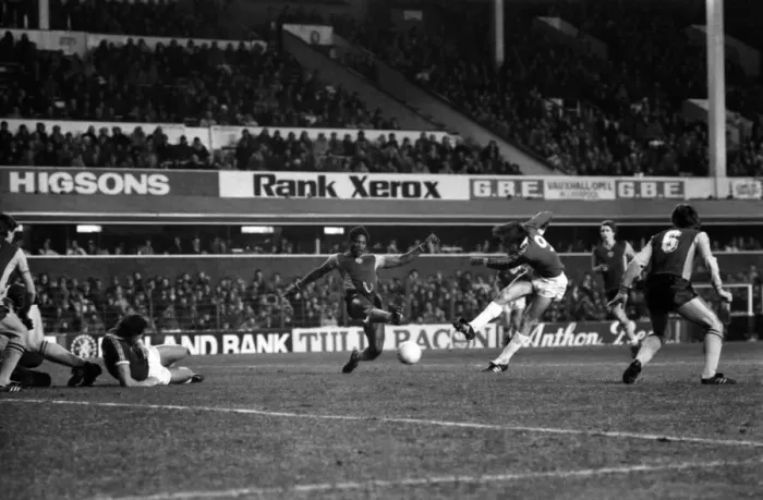 Framed Print : English League Division One match at Goodison Park. Everton 2 v Aston Villa 0 Framed Print : English League Division One match at Goodison Park. Everton 2 v Aston Villa 0
