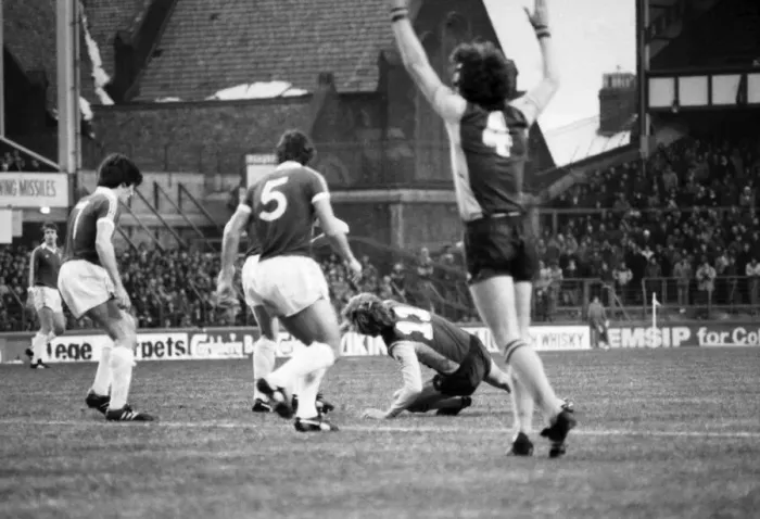 Framed Print : English League Division One match at Goodison Park. Everton 2 v Aston Villa 0 Framed Print : English League Division One match at Goodison Park. Everton 2 v Aston Villa 0