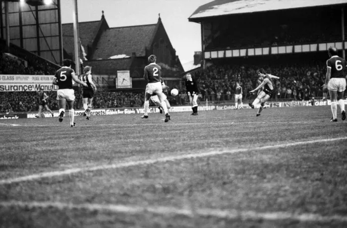 Framed Print : English League Division One match at Goodison Park. Everton 2 v Aston Villa 0 Framed Print : English League Division One match at Goodison Park. Everton 2 v Aston Villa 0