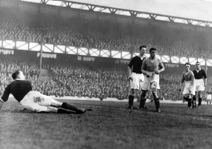 Framed Print : English League Division One match at Goodison Park. Everton v Arsenal Framed Print : English League Division One match at Goodison Park. Everton v Arsenal