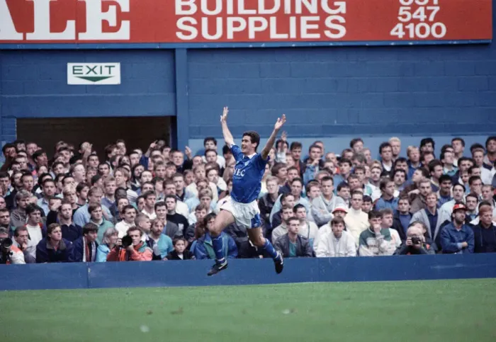 Framed Print : English League Division One match at Goodison Park. Everton 3 v Manchester United 2 Framed Print : English League Division One match at Goodison Park. Everton 3 v Manchester United 2