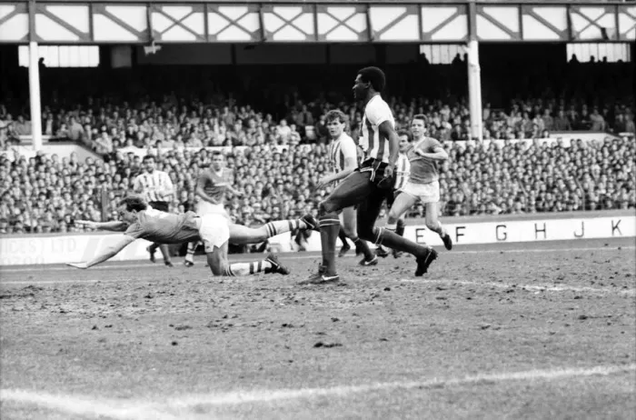 Framed Print : English League Division One match at Goodison Park. Everton 4 v Sunderland 1 Framed Print : English League Division One match at Goodison Park. Everton 4 v Sunderland 1