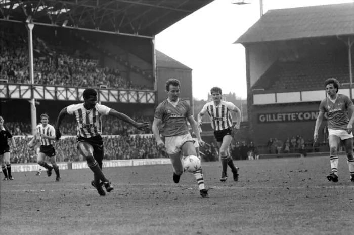 Framed Print : English League Division One match at Goodison Park. Everton 4 v Sunderland 1 Framed Print : English League Division One match at Goodison Park. Everton 4 v Sunderland 1