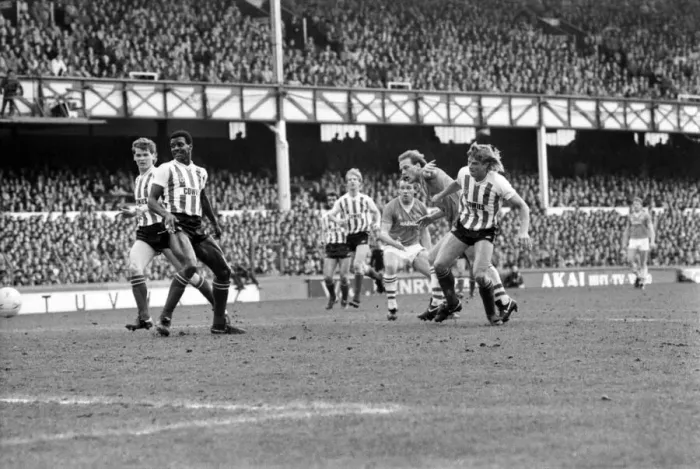 Framed Print : English League Division One match at Goodison Park. Everton 4 v Sunderland 1 Framed Print : English League Division One match at Goodison Park. Everton 4 v Sunderland 1