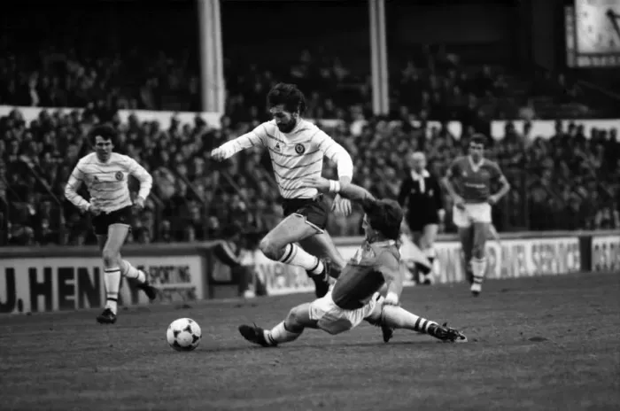 Framed Print : English League Division One match at Goodison Park Everton 1 v Aston Villa 1 Framed Print : English League Division One match at Goodison Park Everton 1 v Aston Villa 1