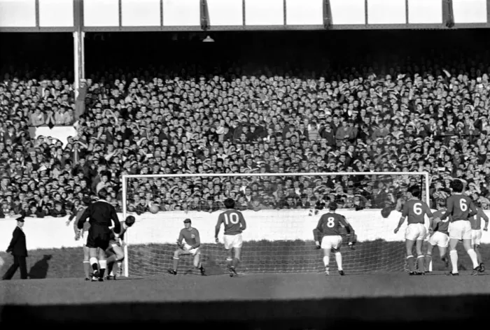 Framed Print : English League Division One match at Goodison Park Everton 1 v Nottingham Forest 0 Framed Print : English League Division One match at Goodison Park Everton 1 v Nottingham Forest 0