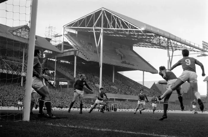 Framed Print : English League Division One match at Goodison Park Everton 1 v Nottingham Forest 0 Framed Print : English League Division One match at Goodison Park Everton 1 v Nottingham Forest 0