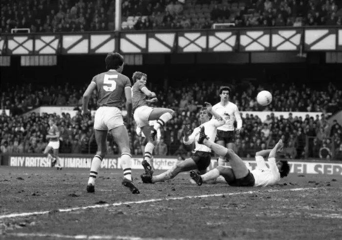 Framed Print : English League Division One match at Goodison Park Everton 2 v Tottenham Hotspur 1 Framed Print : English League Division One match at Goodison Park Everton 2 v Tottenham Hotspur 1
