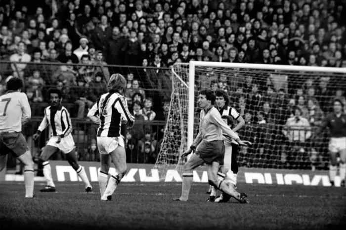 Framed Print : English League Division One match at The Hawthorns. West Bromwich Albion v Arsenal