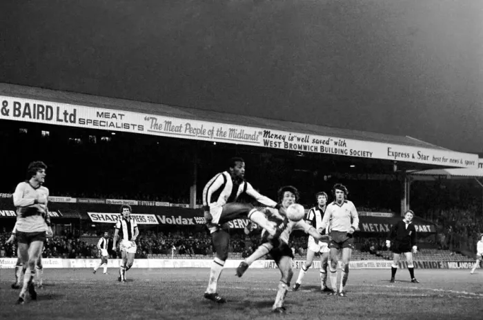 Framed Print : English League Division One match at The Hawthorns. West Bromwich Albion v Arsenal