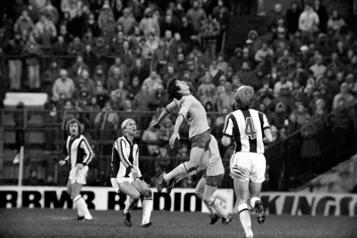 Framed Print : English League Division One match at The Hawthorns. West Bromwich Albion v Arsenal