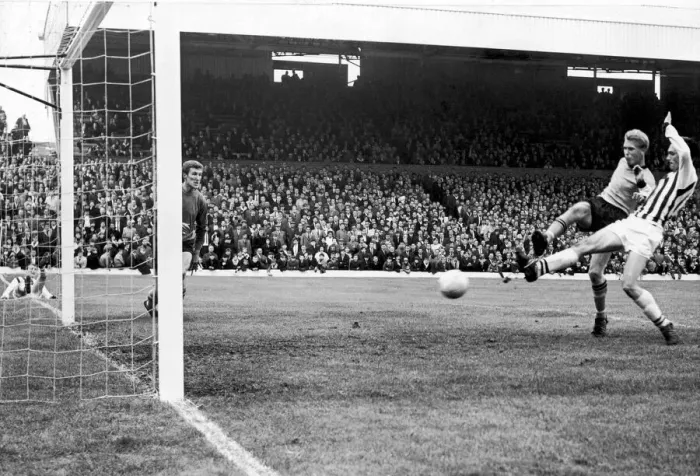 Framed Print : English League Division One match at the Hawthorns. West Bromwich Albion 5 v Framed Print : English League Division One match at the Hawthorns. West Bromwich Albion 5 v