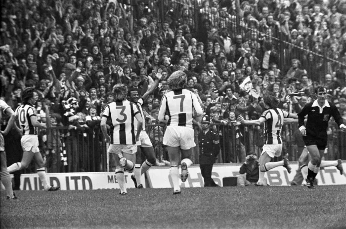 Framed Print : English League Division One match at the Hawthorns. West Bromwich Albion 3 v Framed Print : English League Division One match at the Hawthorns. West Bromwich Albion 3 v