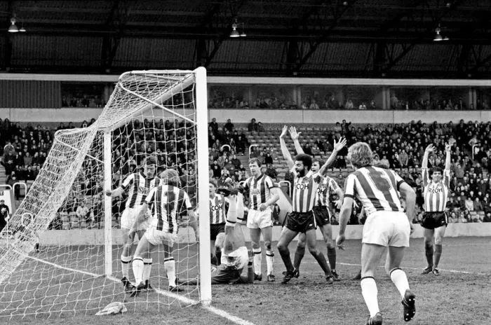 Framed Print : English League Division One match at The Hawthorns West Bromwich Albion 1 v Stoke Framed Print : English League Division One match at The Hawthorns West Bromwich Albion 1 v Stoke