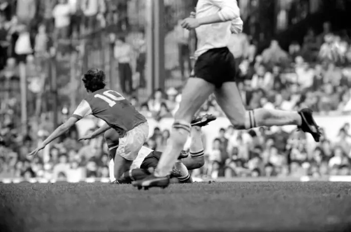 Framed Print : English League Division One match at Highbury. Arsenal 4 v Aston Villa 3