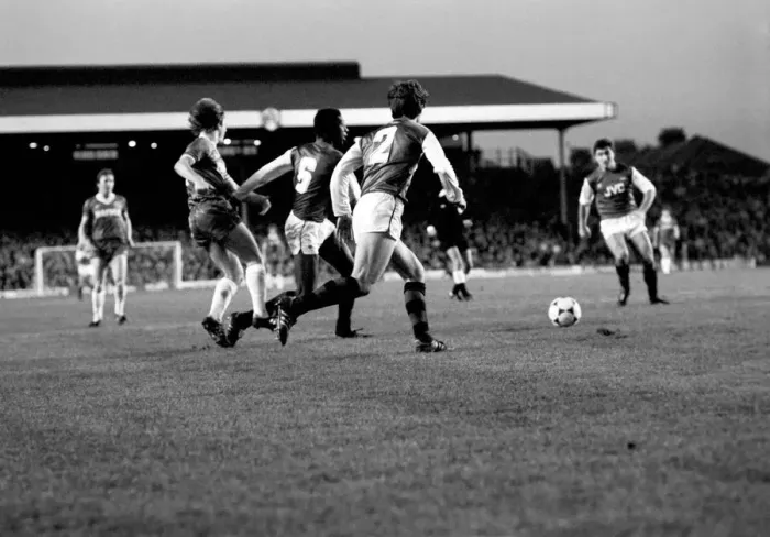 Framed Print : English League Division One match at Highbury. Arsenal 1 v Everton 1 Framed Print : English League Division One match at Highbury. Arsenal 1 v Everton 1