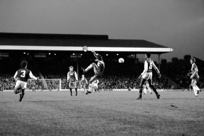 Framed Print : English League Division One match at Highbury. Arsenal 1 v Everton 1
