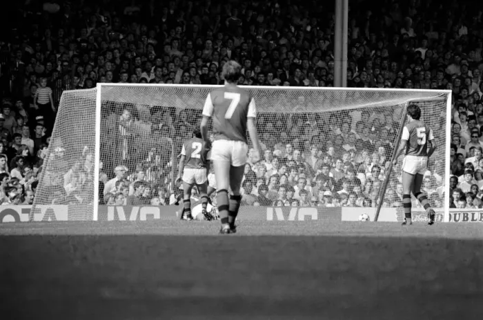 Framed Print : English League Division One match at Highbury. Arsenal 0 v Liverpool 2 Framed Print : English League Division One match at Highbury. Arsenal 0 v Liverpool 2