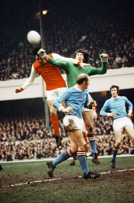 Framed Print : English League Division One match at Highbury. Arsenal 1 v Manchester City 0 Framed Print : English League Division One match at Highbury. Arsenal 1 v Manchester City 0