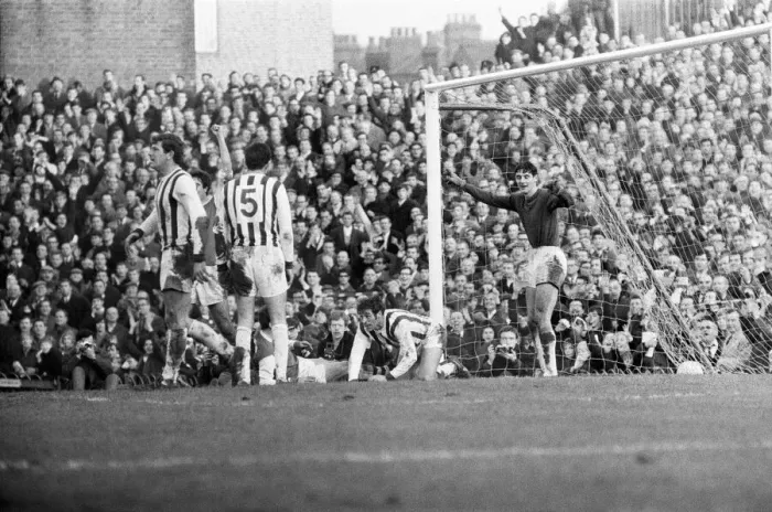 Framed Print : English League Division One match at Highbury. Arsenal 2 v West Bromwich Albion 0