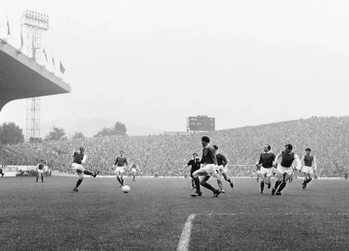 Framed Print : English League Division One match at Hillsborough. Sheffield Wednesday 1 v