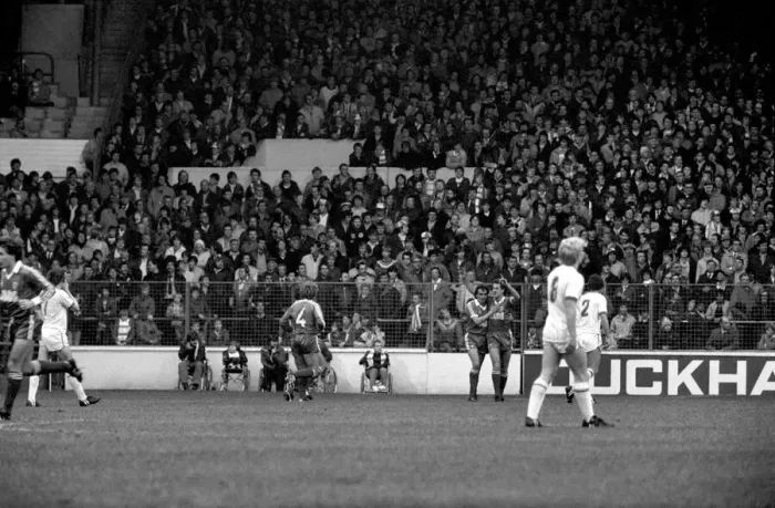 Framed Print : English League Division Two match. Leeds United 1 v Charlton Athletic 2