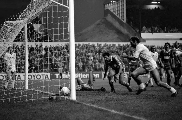 Framed Print : English League Division Two match. Leeds United 1 v Charlton Athletic 2