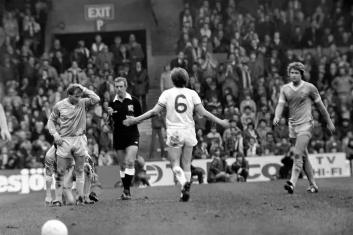 Framed Print : English League Division One match at Maine Road. Manchester City 1 v Everton 1 Framed Print : English League Division One match at Maine Road. Manchester City 1 v Everton 1