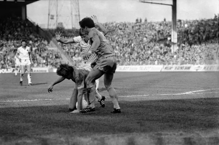 Framed Print : English League Division One match at Maine Road. Manchester City 1 v Everton 1 Framed Print : English League Division One match at Maine Road. Manchester City 1 v Everton 1