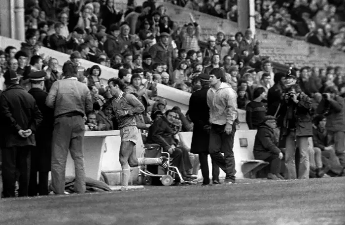 Framed Print : English League Division One match at Maine Road. Manchester City 1 v Everton 1 Framed Print : English League Division One match at Maine Road. Manchester City 1 v Everton 1