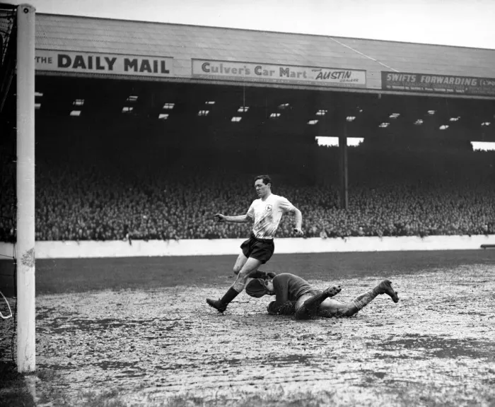 Framed Print : English League Division One match at Maine Road Manchester City 0 v Tottenham