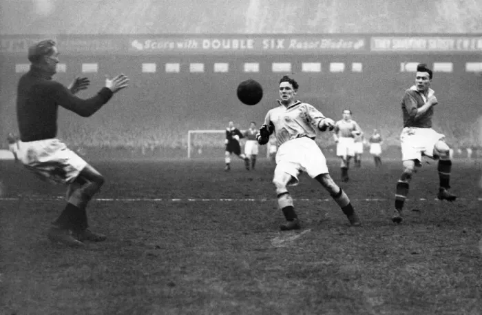 Framed Print : English League Division One match at Maine Road Manchester City 1 v Manchester 2 Framed Print : English League Division One match at Maine Road Manchester City 1 v Manchester 2