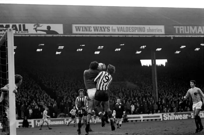 Framed Print : English League Division One match at Maine Road Manchester City 1 v Southampton 0 Framed Print : English League Division One match at Maine Road Manchester City 1 v Southampton 0
