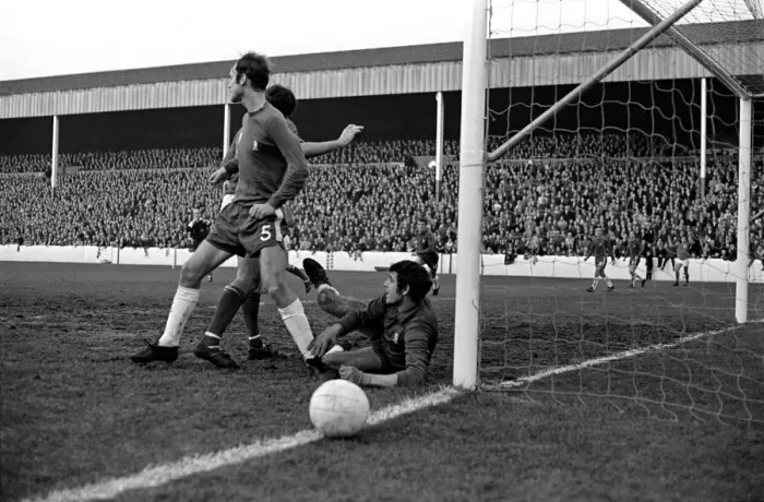 Framed Print : English League Division One match Nottingham Forest 1 v Chelsea 1 Framed Print : English League Division One match Nottingham Forest 1 v Chelsea 1