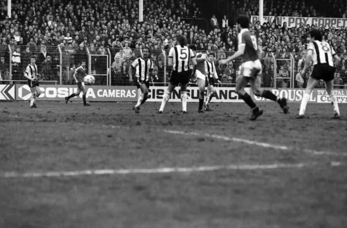 Framed Print : English League Division One match. Notts County 1 v Manchester United 3 Framed Print : English League Division One match. Notts County 1 v Manchester United 3