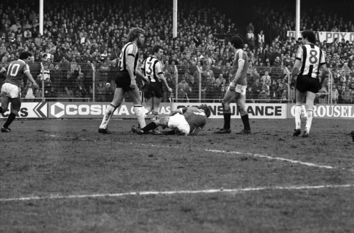 Framed Print : English League Division One match. Notts County 1 v Manchester United 3 Framed Print : English League Division One match. Notts County 1 v Manchester United 3