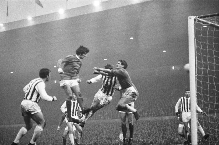 Framed Print : English League Division One match at Old Trafford, Manchester United 2 v West Bromwich Framed Print : English League Division One match at Old Trafford, Manchester United 2 v West Bromwich
