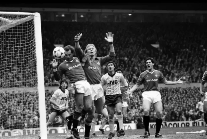 Framed Print : English League Division One match at Old Trafford. Manchester United 4 v Arsenal 0 Framed Print : English League Division One match at Old Trafford. Manchester United 4 v Arsenal 0