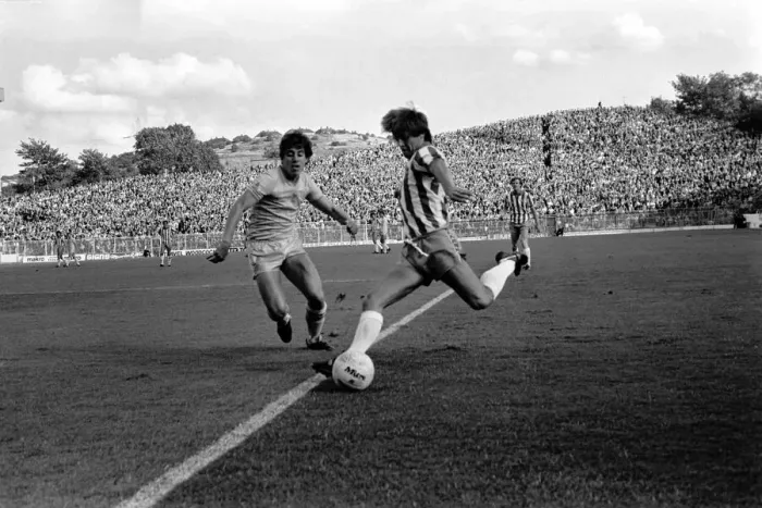 Framed Print : English League Division Two match. Sheffield Wednesday 3 v Chelsea 2 September 1982 Framed Print : English League Division Two match. Sheffield Wednesday 3 v Chelsea 2 September 1982