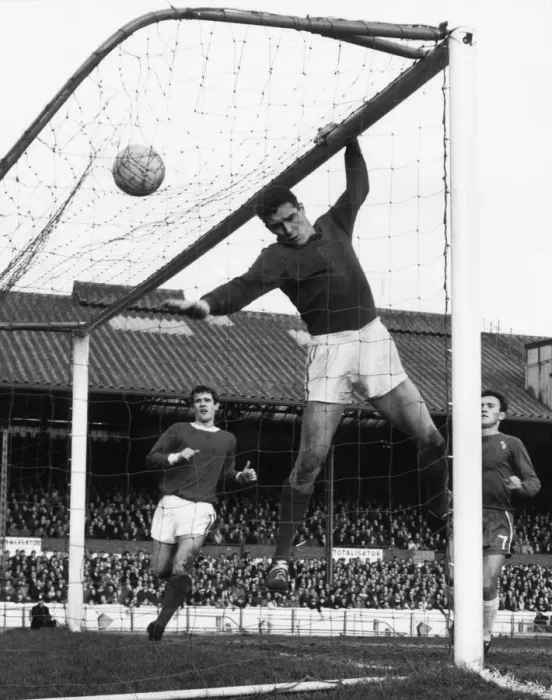 Framed Print : English League Division One match at Stamford Bridge. Chelsea 0 v Arsenal 0 Framed Print : English League Division One match at Stamford Bridge. Chelsea 0 v Arsenal 0