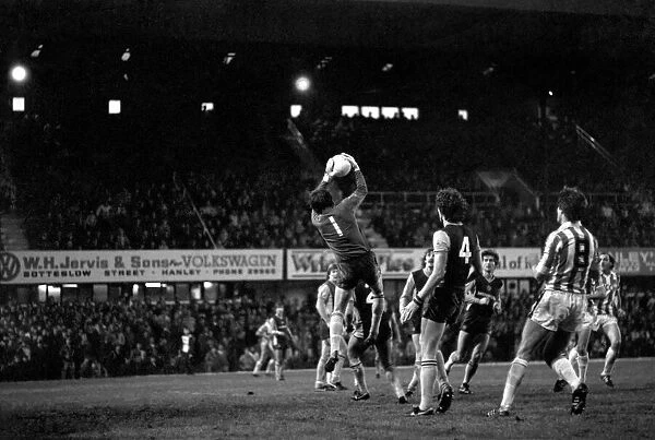 English League Division One match. Stoke City 0 v Aston Villa 3. November 1982 MF09-20