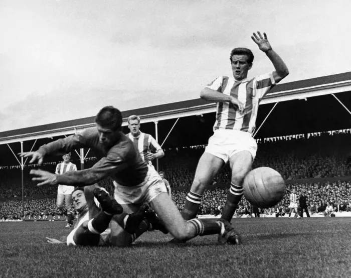 Framed Print : English League Division One match Stoke City 0 v Everton 2