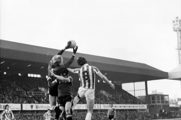 Framed Print : English League Division One match. Stoke City 0 v Manchester United 3 Framed Print : English League Division One match. Stoke City 0 v Manchester United 3
