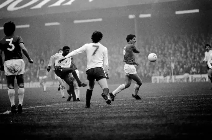 Framed Print : English League Division One match. Tottenham Hotspur 1 v West Bromwich Albion 2