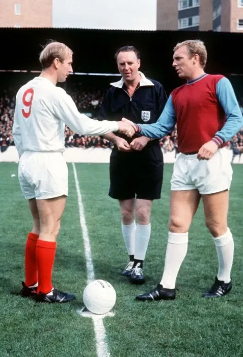 Framed Print : English league Division One match at Upton Park West Ham United v Manchester United
