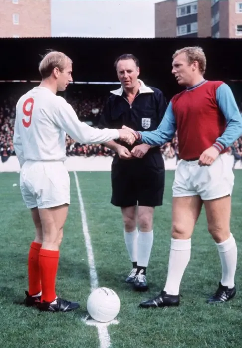 Framed Print : English league Division One match at Upton Park West Ham United v Manchester United