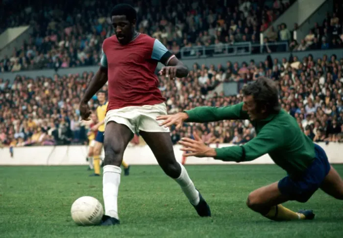 Framed Print : English League Division One match at Upton park West Ham United v manchester United Framed Print : English League Division One match at Upton park West Ham United v manchester United