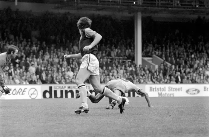 Framed Print : English League Division One match at Villa Park. Aston Villa 1 v Coventry City 0 Framed Print : English League Division One match at Villa Park. Aston Villa 1 v Coventry City 0