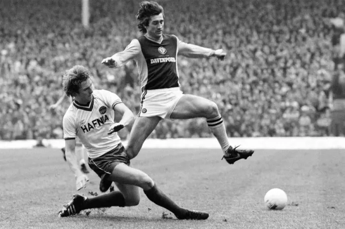 Framed Print : English League Division One match at Villa Park. Aston Villa 2 v Everton 0 Framed Print : English League Division One match at Villa Park. Aston Villa 2 v Everton 0