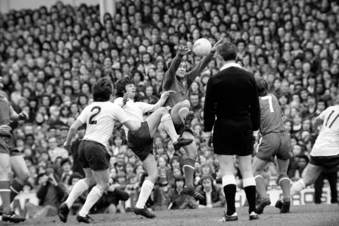 Framed Print : English League Division One match at White Hart Lane. Tottenham Hotspur 2 v Chelsea 0
